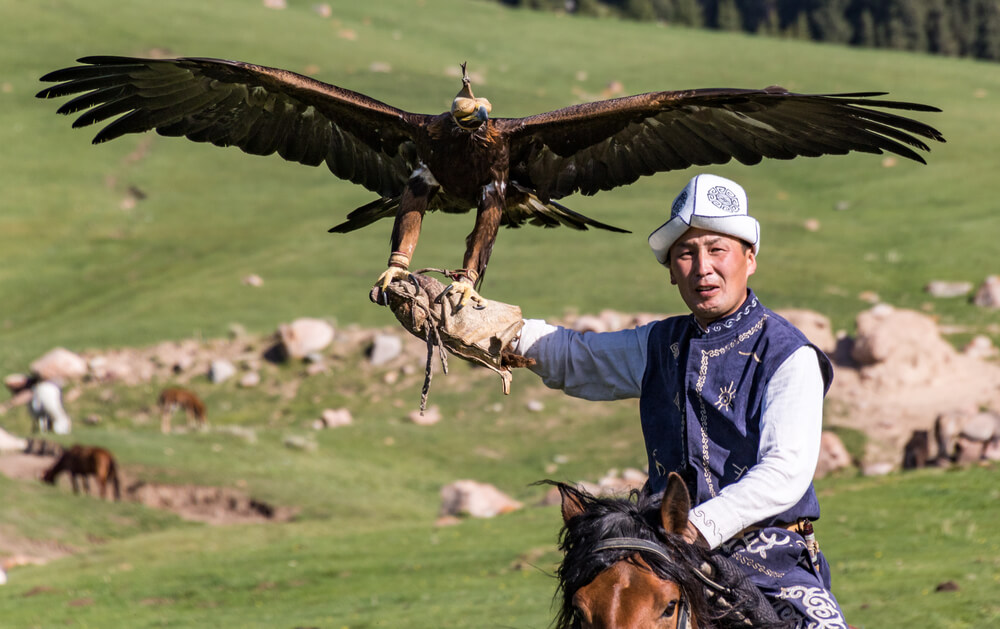 Cazador con su águila en Issyk Kul