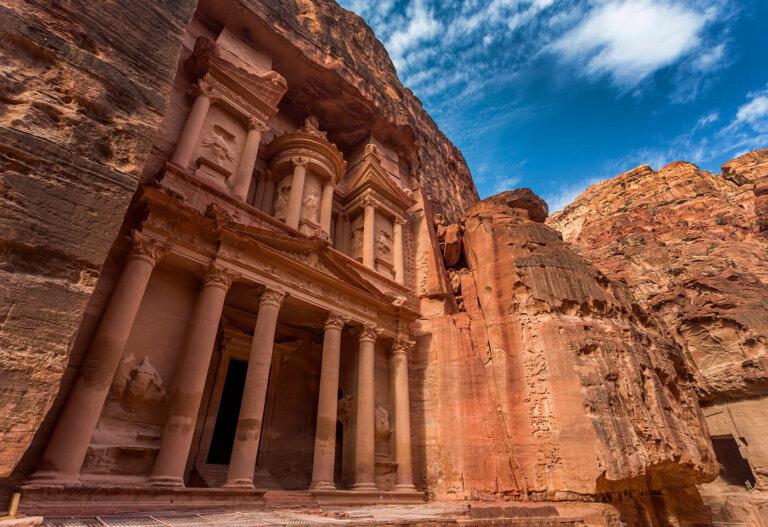 La ciudad de Petra y sus tumbas en la roca