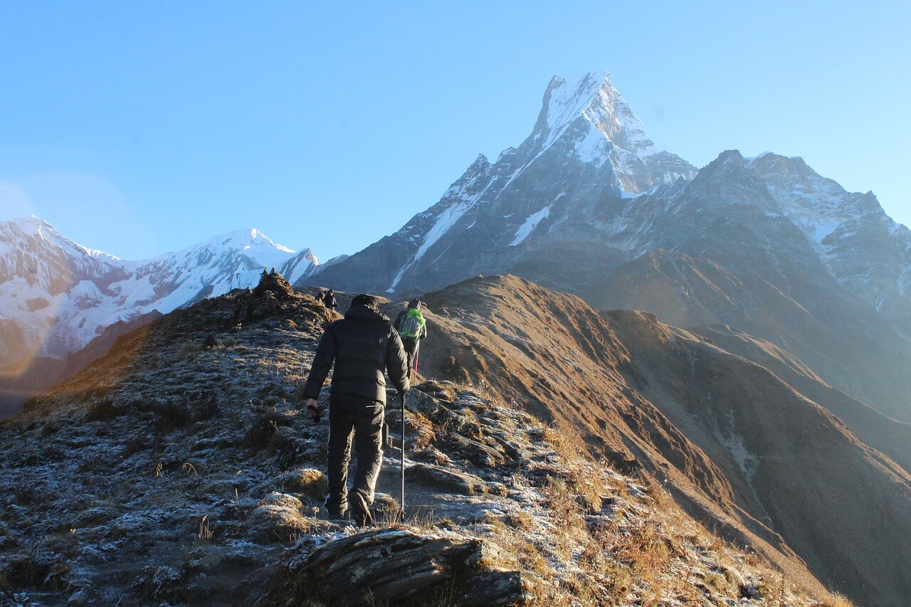 Deportistas haciendo trekking en Nepal