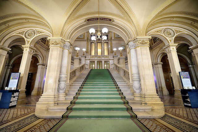 Escalera principal de la Ópera Estatal de Viena