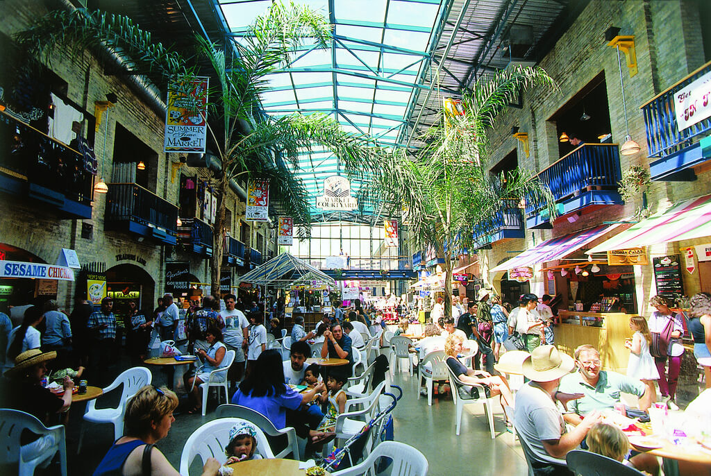 Interior del mercado Forks