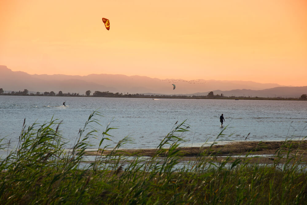 Kitesurf en la bahía de los Alfaques en el delta del Ebro