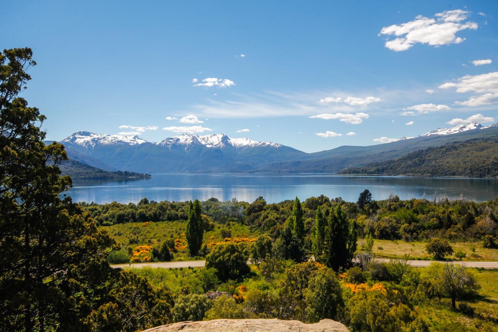 Vista del lago Lago Futalaufquen en Chubut