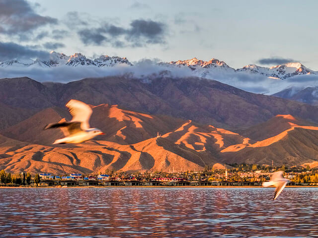 Lago Issyk Kul al atardecer