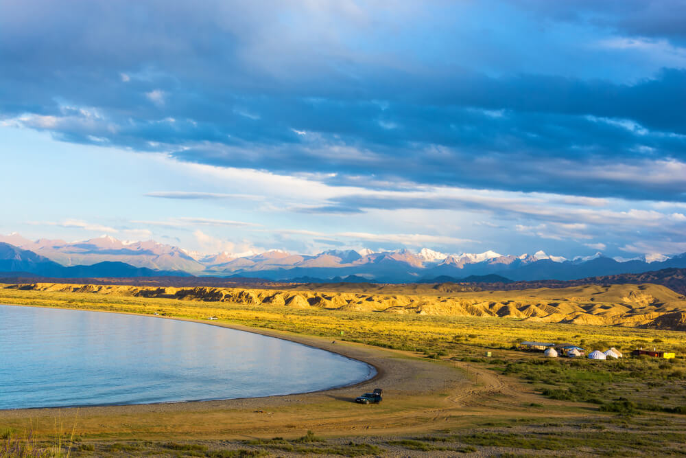 Vista del lago Issyk Kul