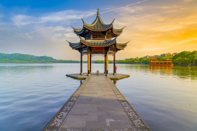 Viaja en barco por el Lago del Oeste en Hangzhou