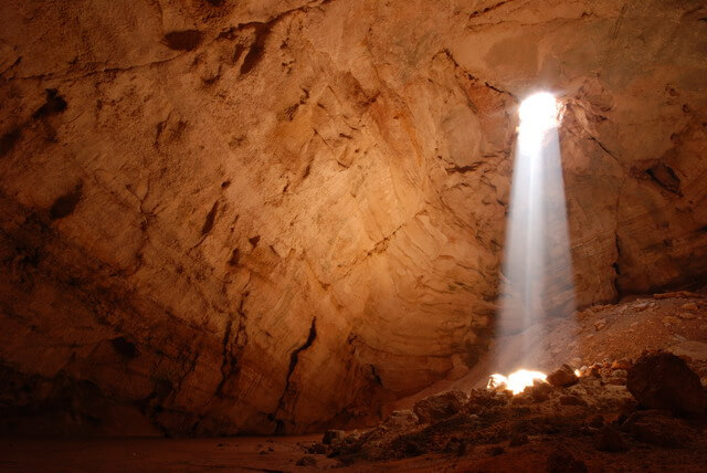 Interior de la cueva Majlis al Jinn en Omán