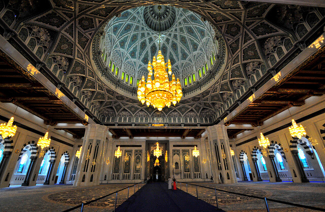 Interior de la mezquita del Sultán Qaboos en Mascate