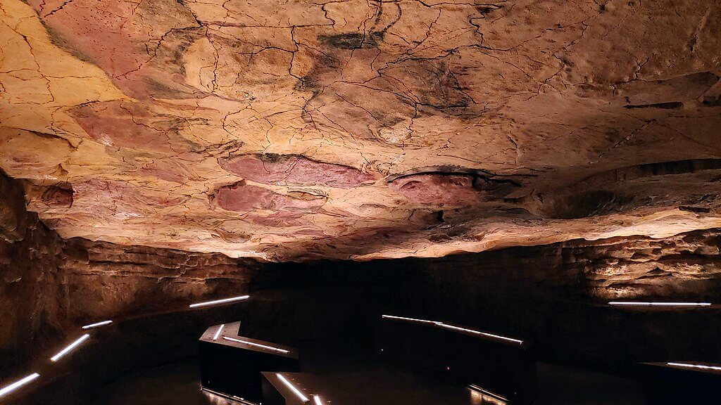 Interior de la Neocueva de Altamira