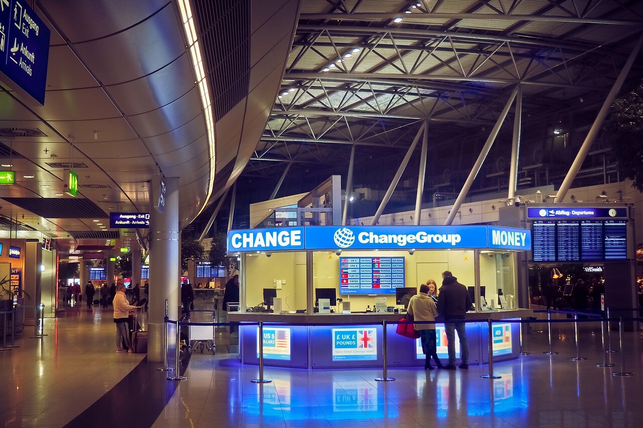 Oficina de cambio de divisas en un aeropuerto