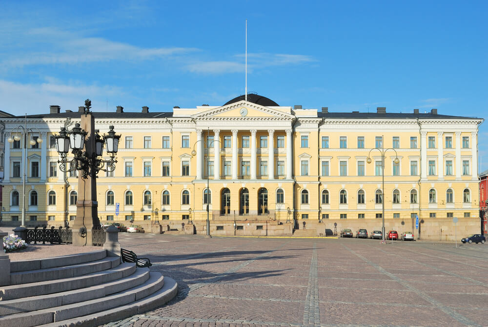 Palacio del Gobierno en la plaza del Senado de Helsinki