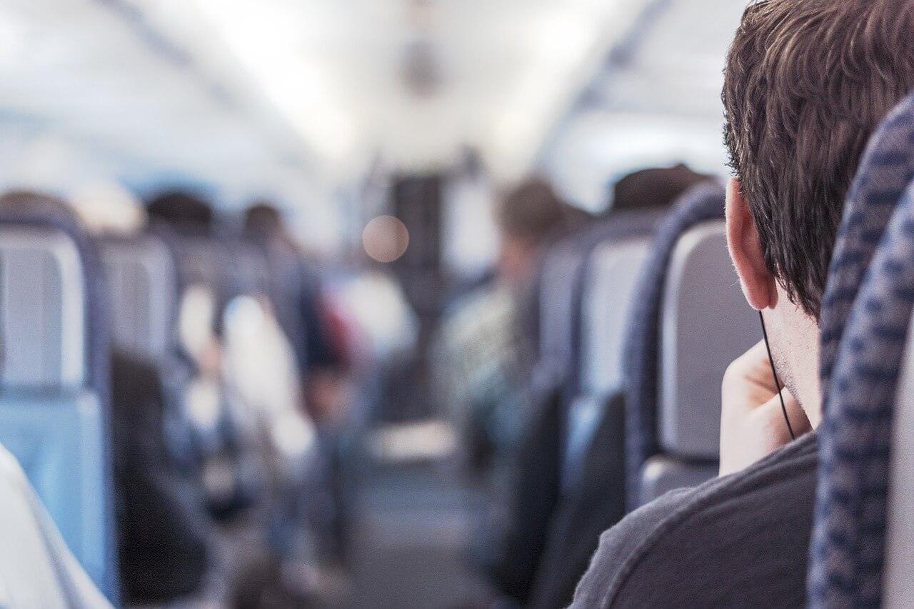 Pasajero en un avión que sabe controlar el miedo a volar