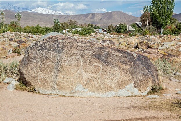 Petroglifo en Cholpon Ata