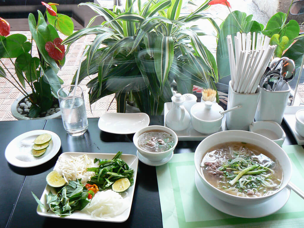 Plato de pho típico de Vietnam