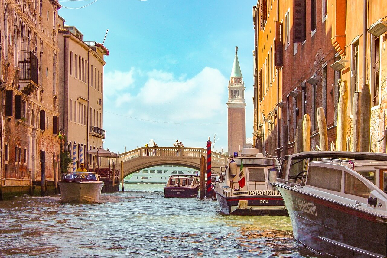 Lanchas de policía en Venecia