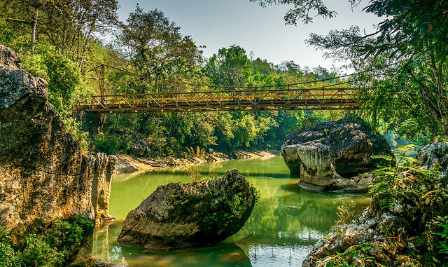 Puente colgante sobre el río