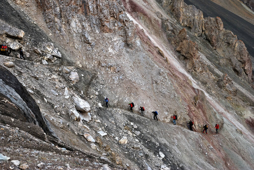Senderistas ascendiendo al pico Lenin