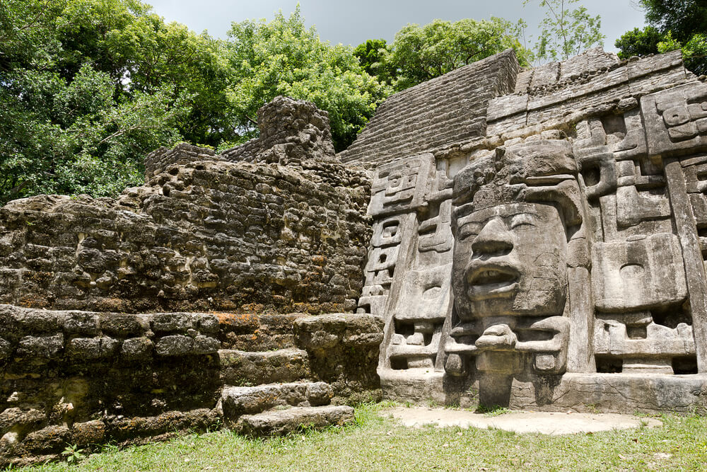 Templo de las Máscaras en Lamanai, Belice