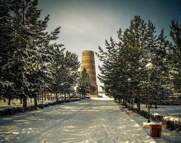 Acceso a la torre Burana en invierno