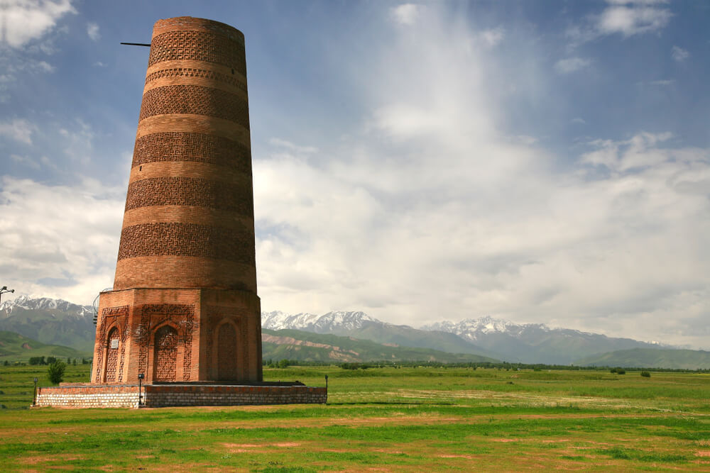 Los antiguos restos en la Torre de Burana, en Kirguistán