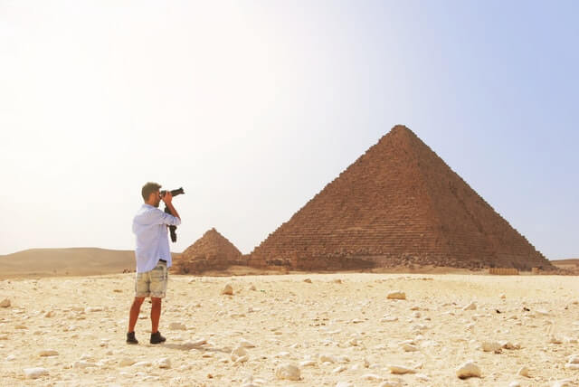 Viajero tomando una foto de las pirámides