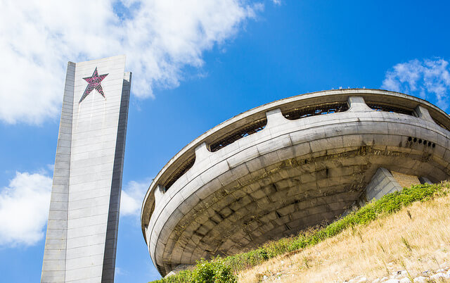 Torre y edificio principal del monumento de Buzludzha