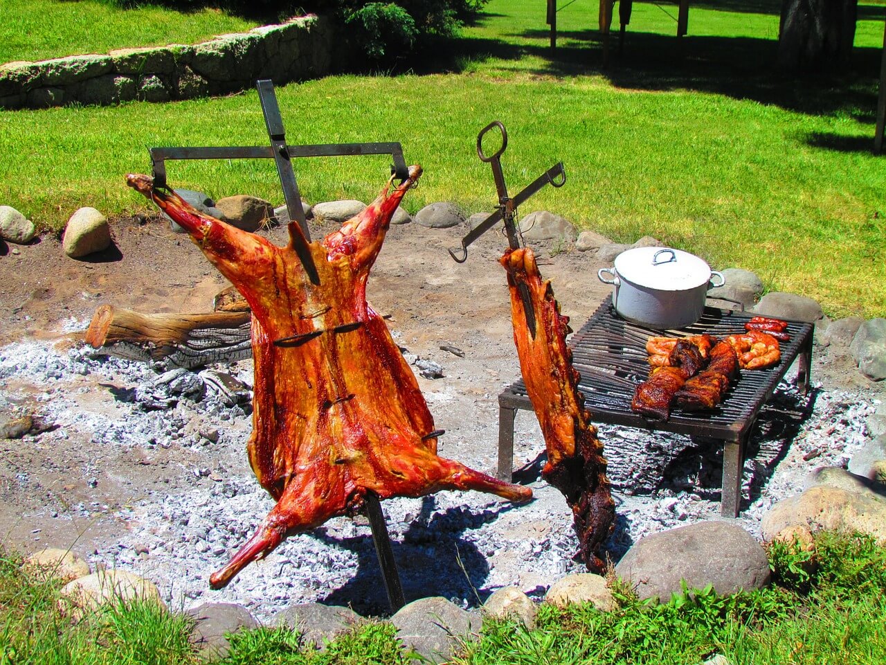 Asado de cordero, uno de los platos que comer en Argentina