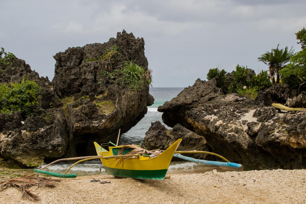 Barca en la isla de Carabao