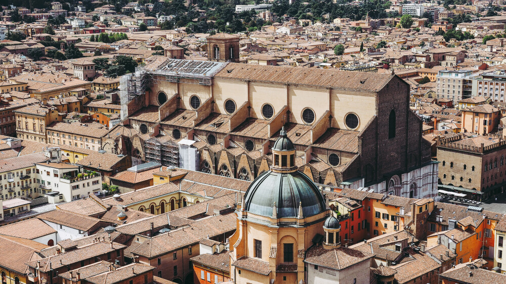 Vista aérea de la Basílica de San Petronio en Bolonia