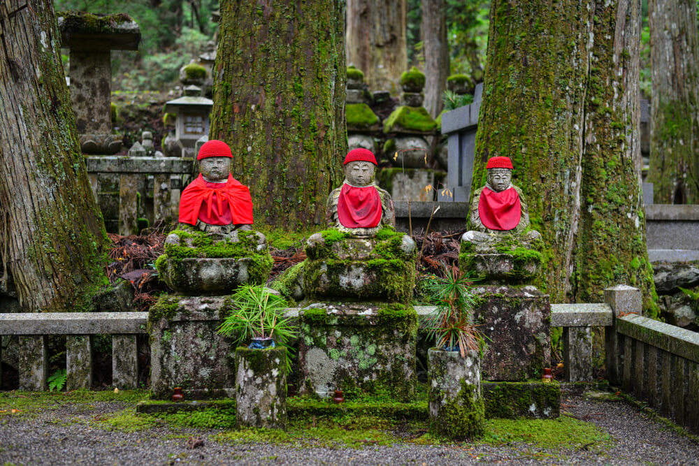 Budas en el cementerio de Okunoin