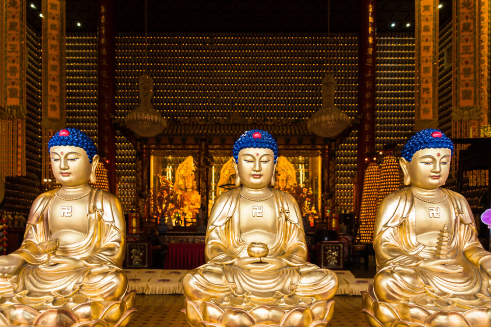 Budas sentados en el monasterio de los Diez Mil Budas