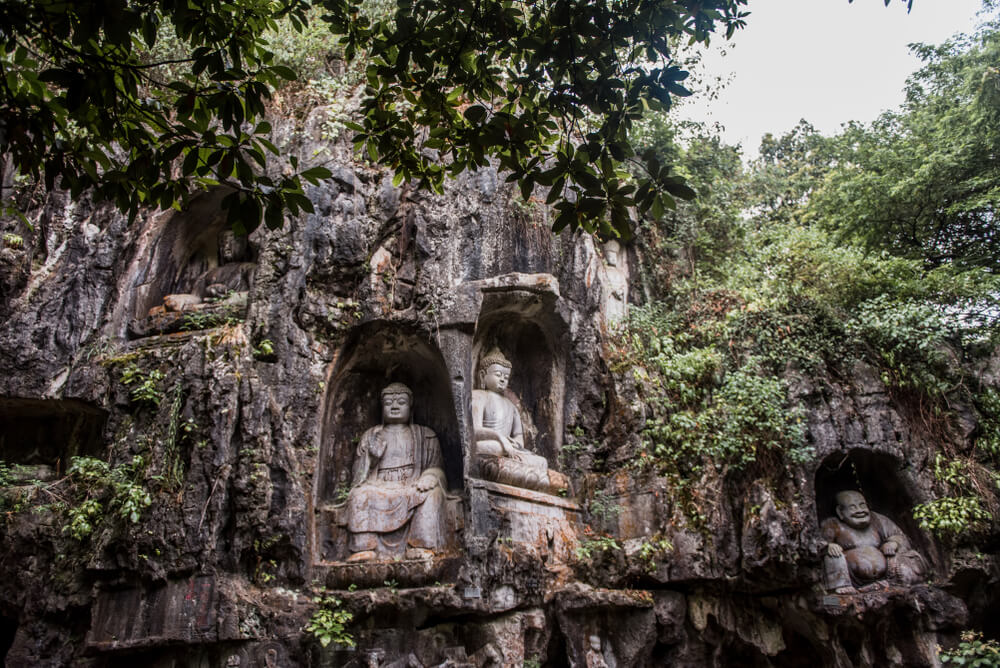 El templo de Lingyin y sus budas tallados en la piedra