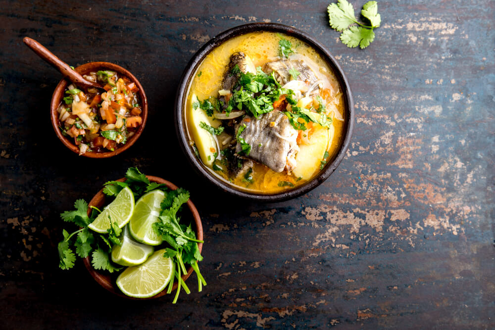 Plato de caldillo de congrio, típico de la gastronomía chilena