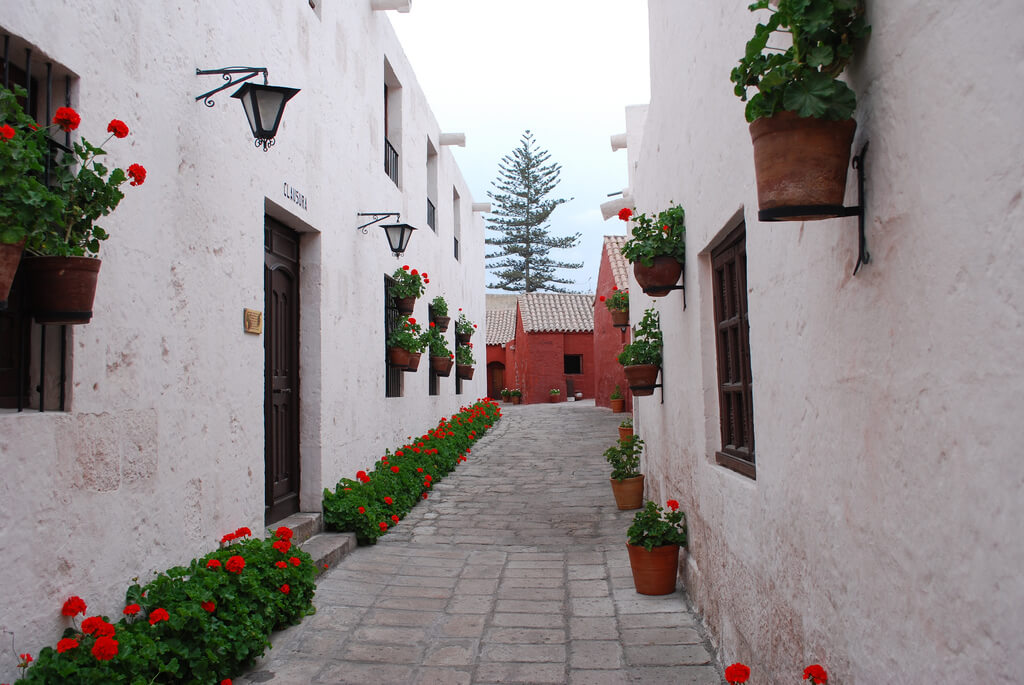 Calle del monasterio con paredes blancas
