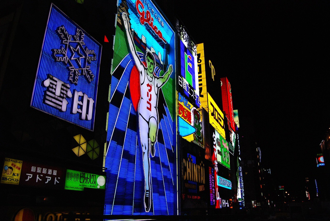 Cartel de Glico Man en le barrio de Dotonbori en Osaka