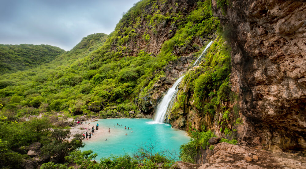 Vista de la cascada Ayn Khor en Omán