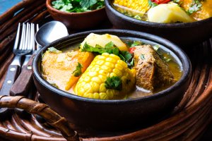 Cazuela de cerdo, típica de la gastronomía chilena