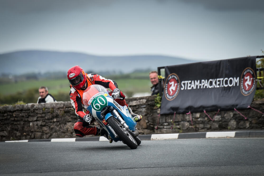 Moto compitiendo en la Isla de Man