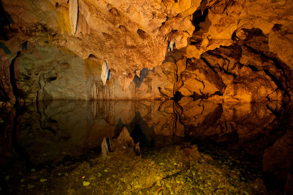 Lago en las cuevas de la Gruta Verde