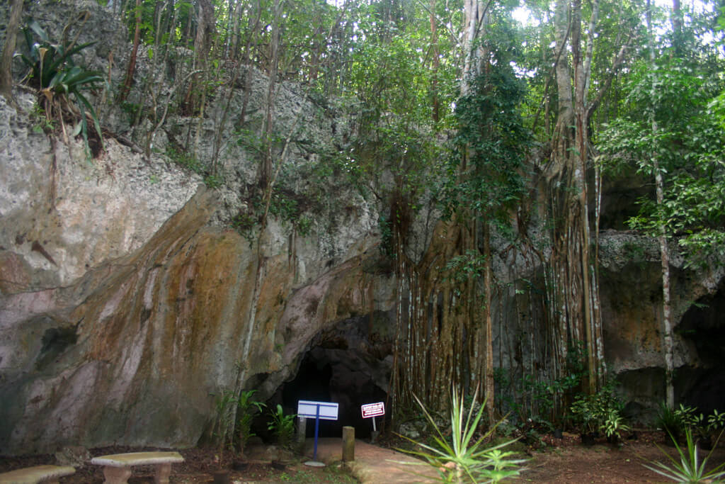 entrada a las cuevas de la Gruta Verde