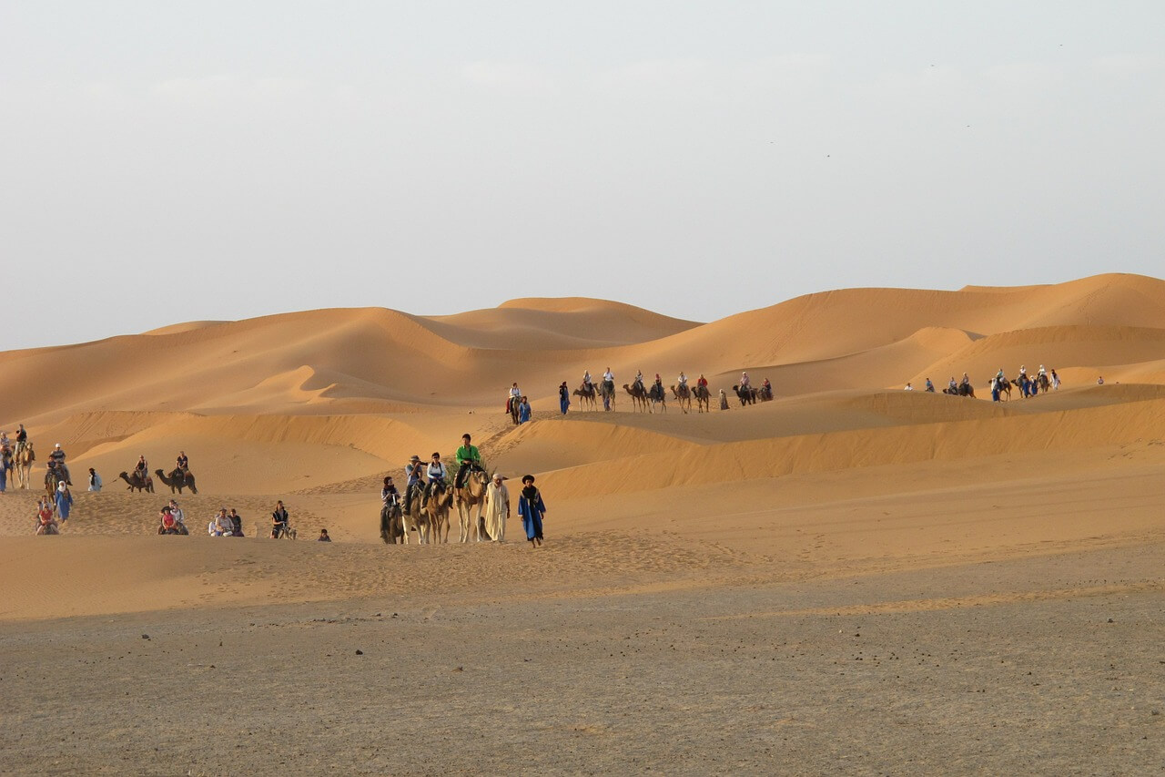 Excursión en camello por el desierto marroquí