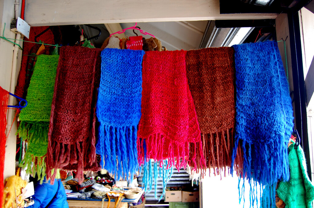 Puesto de lanas en la feria de Dalcahue