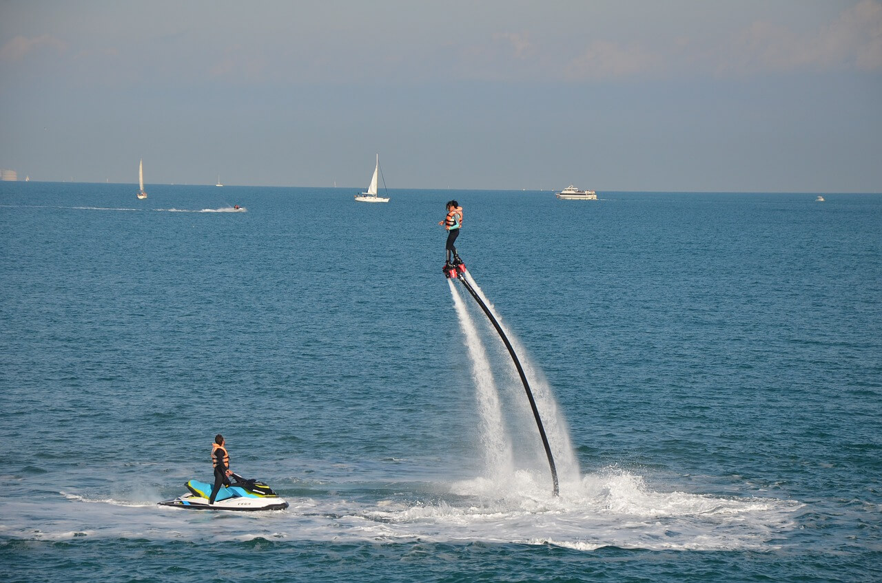 Deportista practicando flyboard