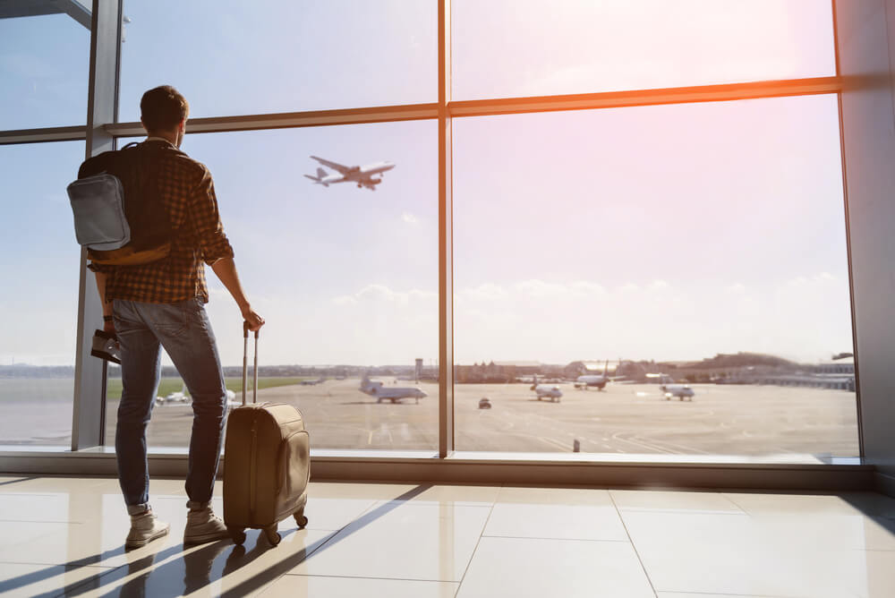 Hombre en el aeropuerto antes de viajar en avión