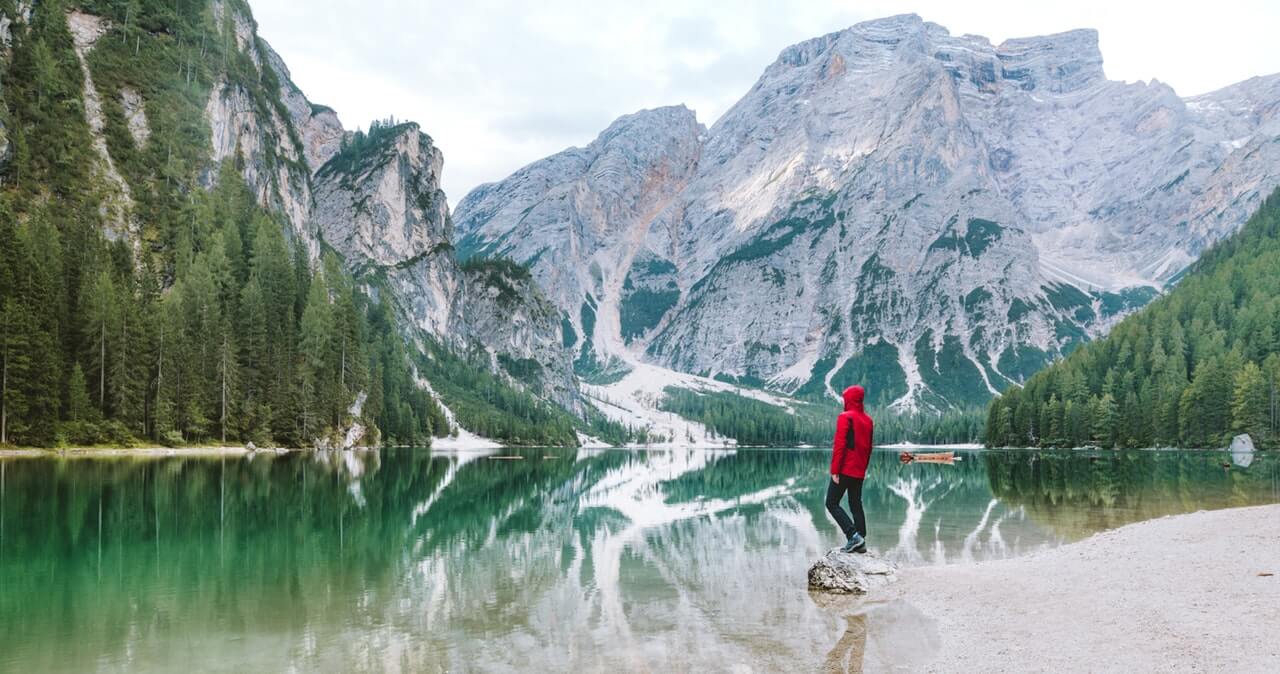 Hombre mirando un paisaje de montaña
