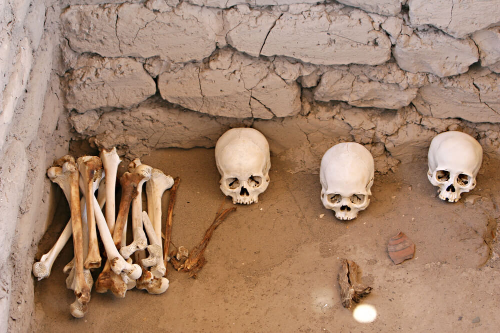 Restos óseos en el cementerio de Chauchilla