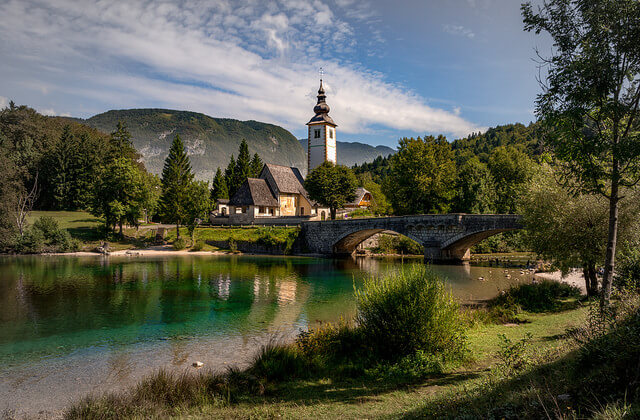Iglesia de San Juan junto al lago