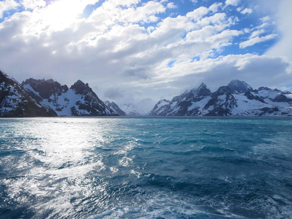 Fiordo en la islas Georgia del Sur