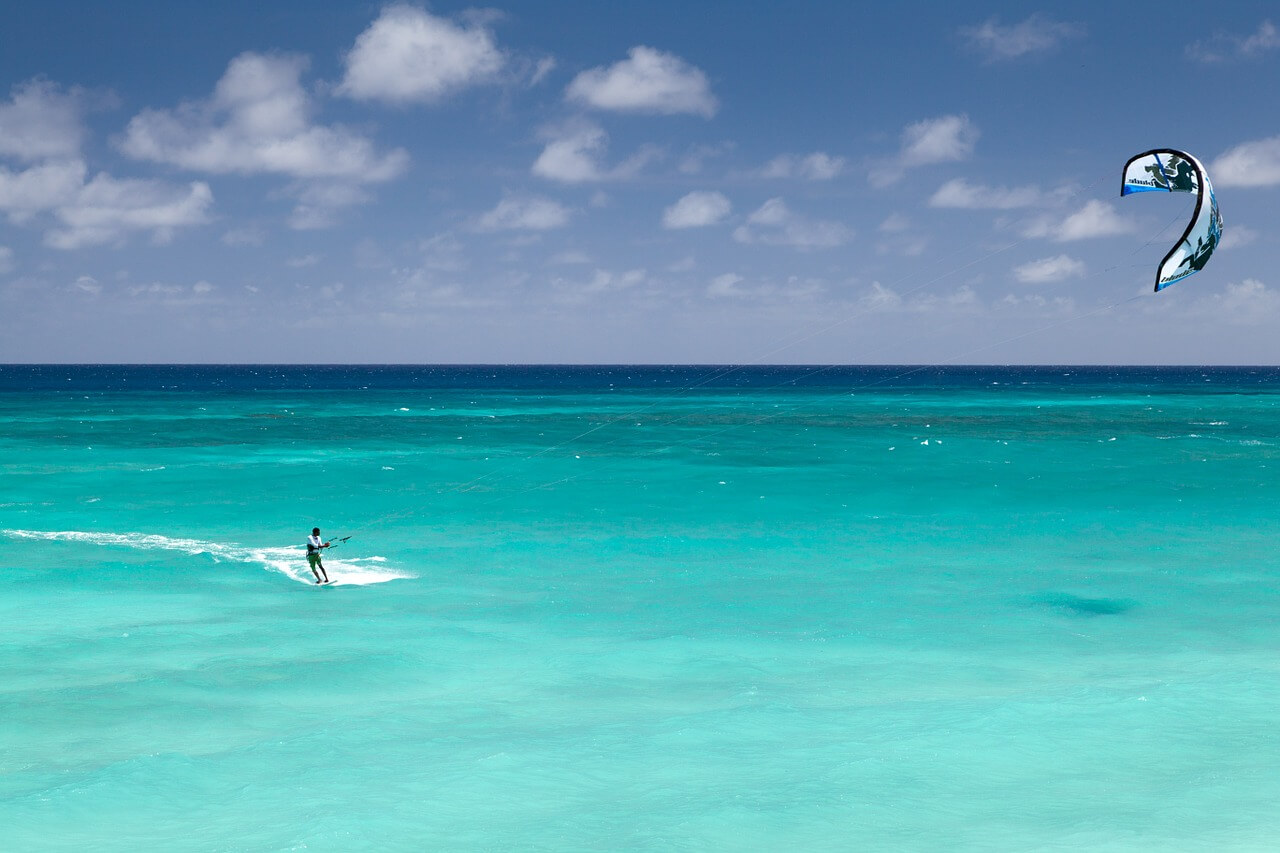 Hombre practicando kitesurf