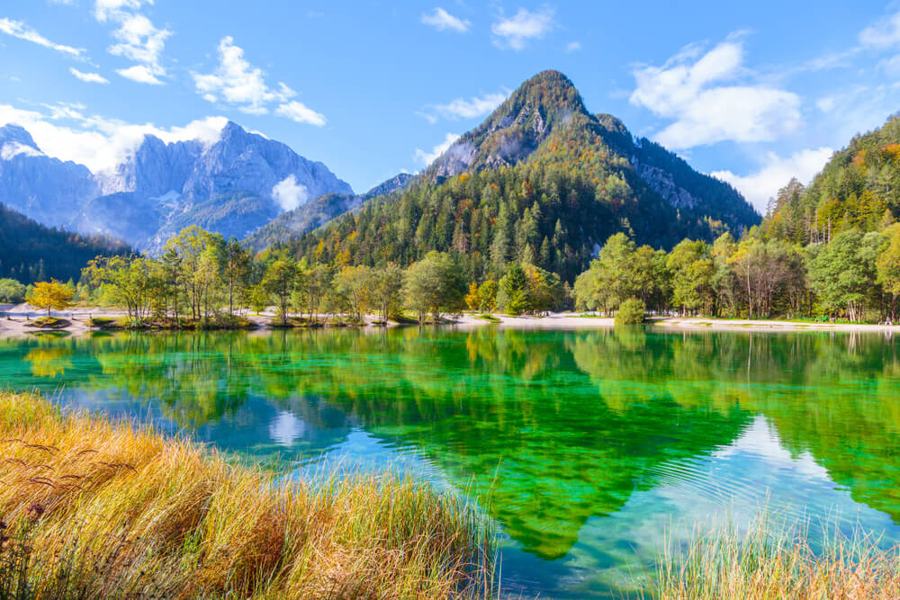 Vista del lago Jasna en Kranjska Gora